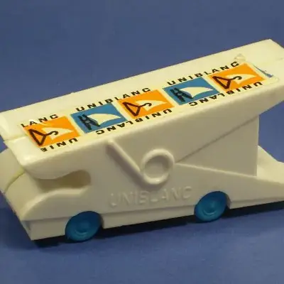 Camion publicitaire en forme de pince à linge, (1965) Adhésif "UNIBLANC" dessus. Ce jouet était distribué par le camion UNIBLANC au public lors du passage de la caravane du Tour de France cycliste. Deux autres exemplaires ont déjà été adjugés à Nîmes, l'un 2700 euros le 18/2/2006 et le second 1800 euros le 1/7/2006. Vendu en 2009 à 1050€.