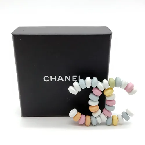 CHANEL. Broche en résine à l'imitation de bonbons pour enfants. Estampillée au revers. Dim. 5.5 x 7cm.