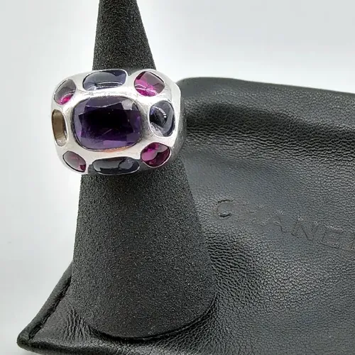 Chanel et Lorenz Bäumer. Bague « baroque », grand modèle, en or gris 18K (750 millièmes) centrée d'une améthyste et entourée de pierres de couleur.