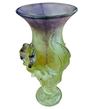 DAUM FRANCE. Vase en pâte de verre à décor d'iris en relief. Signé sur le pied. H. 28 cm Vente 29/06/2025 : Lot 41 - Estimations : 80 € - 150 € - Adjugé 400 €