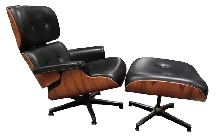 EAMES Charles et Ray (1907-1988). Fauteuil lounge chair et son ottoman, modèle 670 et 671. Coques en bois thermoformé recouvert de cuir noir, piétement étoile en aluminium laqué noir. H.80 x L.127 x l. 82 cm Vente 29/06/2025 - Lot 20 - Estimations : 2500 € à 3000 € - Adjugé à 3780 €