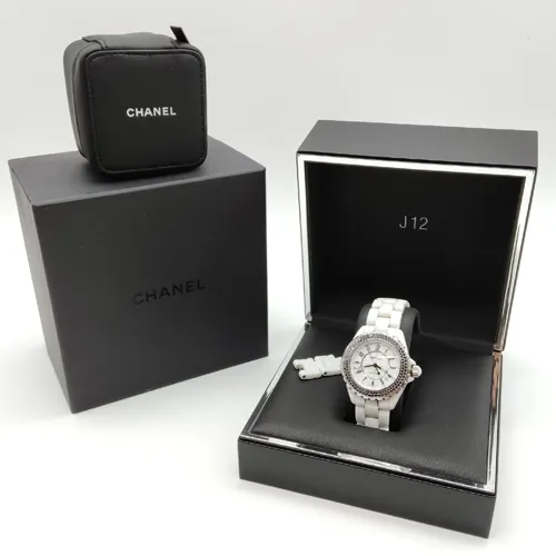 Chanel. Montre bracelet Chanel modèle "J12 ". Mouvement mécanique à remontage automatique. Bracelet en céramique blanche. Boîtier rond (environ 38 mm).
