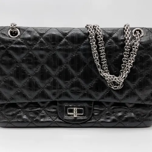 CHANEL. Sac « 2:55 jumbo » en cuir vieilli noir à motif de rayures, intérieur en agneau noir, bijouterie en métal palladié, présence de l’étiquette d’authenticité. Bon état, très légères traces d’usage, circa 2008. (H.19 x L.31,5 x P.10 cm) Expertise Jérôme Lalande
