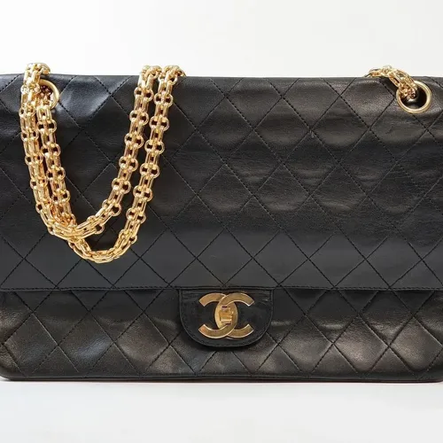 Chanel. Sacoche matelassée "Boy" en agneau velours patiné noir, intérieur en tissu bordeaux, bijouterie en métal patiné type acier vieilli, (H.31 x L.37,5 x P.8,5 cm). Circa 2013. Modèle Ventes Privées 2016. Avec étiquette d'authenticité. Très bon état, dans son dust-bag. Expertise Jérôme Lalande.
