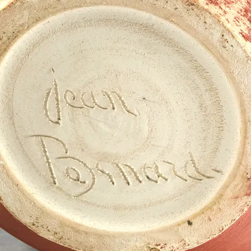 Signature de Jean Besnard - Fidèle aux savoir-faire ancestraux, Jean Besnard façonne ses œuvres au tour, à l’image des potiers qui l’ont précédé.