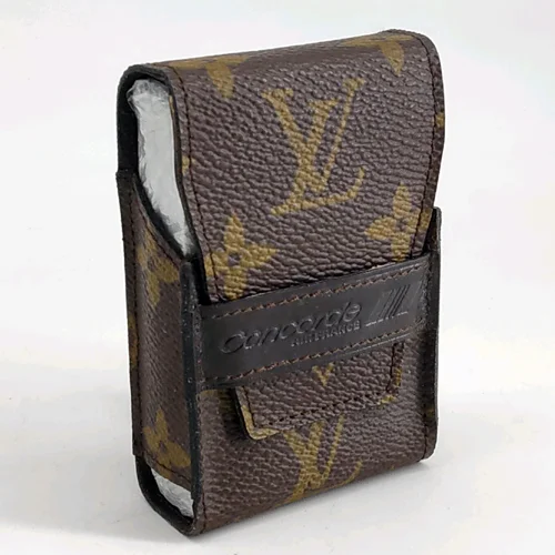 Louis VUITTON pour le Concorde Air France. Etui pour jeu de cartes en toile enduite monogrammée et cuir marron, + jeu de carte siglé Air France. H.9,5 x L.6 cm. Circa 1980. Très bon état, légères traces d'usage Vente Pastor Maison de Ventes - 879 29/06/2025 Lot 6 - Estimations : 50 € - 70 € adjugé 175 €