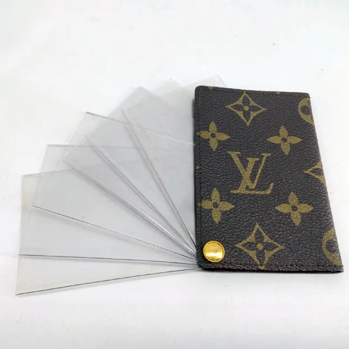 Louis VUITTON pour le Concorde Air France. Porte cartes en toile enduite monogrammée, H.10,5 x L.6,8 cm. Circa 1980. Très bon état, légères traces d'usage Vente Pastor Maison de Ventes - 879 29/06/2025 Lot 2 - Estimations : 40 € - 60 € adjugé 175 €