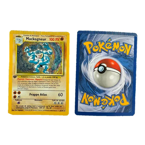 Carte Pokémon Crimped. Ces cartes portent la marque de la fermeture mécanique des boosters, visible sous forme de stries régulières et enfoncées, traversant à la fois l’avant et l’arrière de la carte