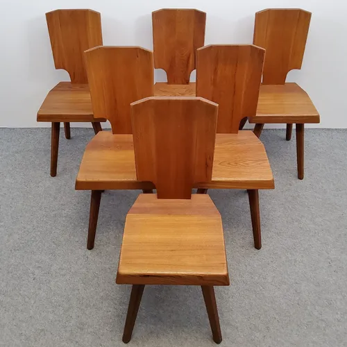 Pierre CHAPO. Ensemble de 6 chaises S28 en orme massif. Dossier ajouré enchassé dans l'assise. Pieds facettés. Dimensions: Longueur 40 cm Hauteur 83 cm Largeur 40 cm