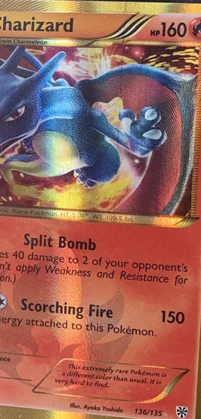 Carte Pokémon Misprint - Print line. Ces fines lignes horizontales ou verticales, parfois discrètes mais bien visibles à la lumière, sont le résultat d’une imperfection d’impression