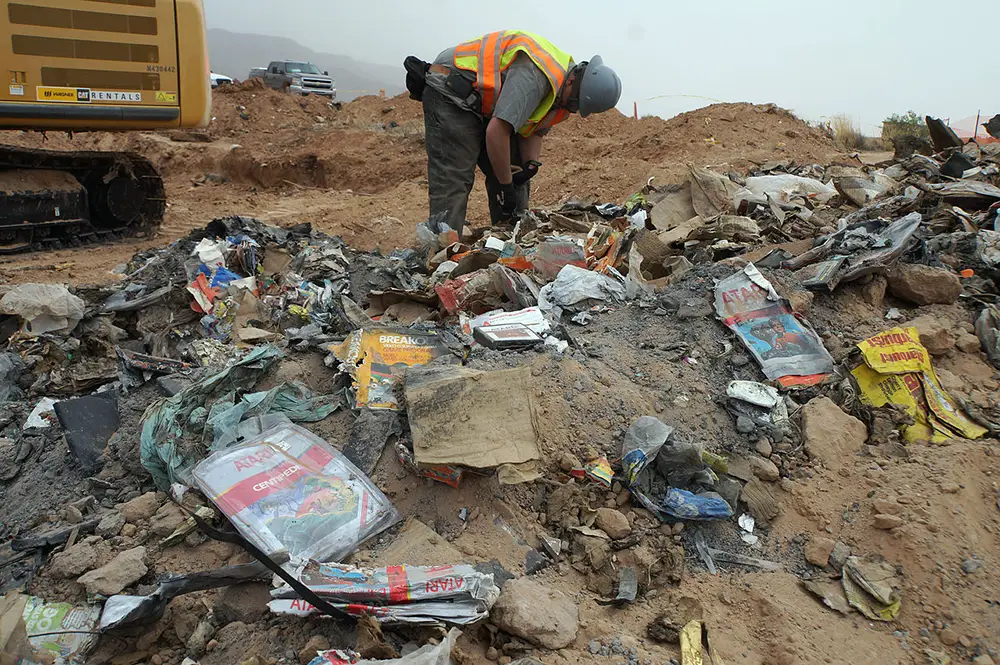 C'est l'une des plus grandes légendes urbaines du jeu vidéo. En 1982, l'adaptation d'E.T., le film de Steven Spielberg, sur Atari 2600 est un flop commercial retentissant (et un des pires jeux vidéo du siècle). Un an plus tard, alors que le marché du jeu vidéo est en pleine tourmente, Atari, qui a développé et édité le jeu, décide d'enterrer les millions de cartouches invendues dans une décharge d'Alamogordo, au Nouveau-Mexique