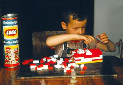 Enfant jouant aux Lego en 1957