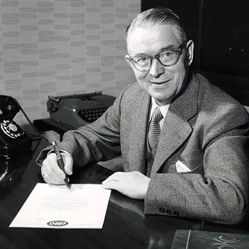 Ole Kirk Kristiansen né le 7 avril 1891 à Billund, au Danemark, et mort le 11 mars 1958 dans la même ville, est un entrepreneur danois, fondateur de The Lego Group.