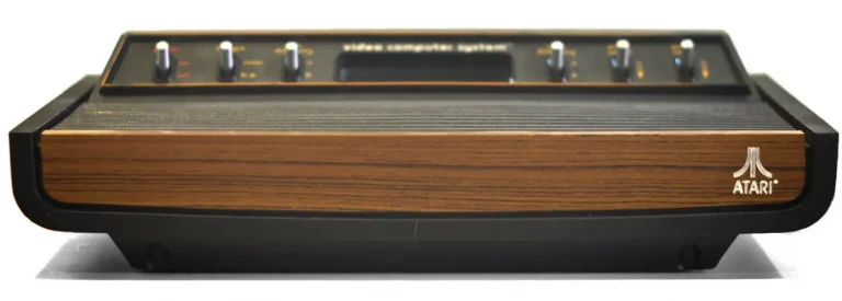 En 1971, s'insipirant de la Brown Box, la production de la Magnavox Odyssey est lancée. C'est la première console de salon commercialisée, associée à une campagne publicitaire visant les foyers. Sauf qu’en 1972, une jeune société du nom d’Atari va le coiffer au poteau avec Pong . Et rafler la mise.