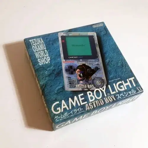 Nintendo Game Boy light Astro Boy avec sa boîte d'origine et son manuel d'utilisation. Adjugée 1260€ chez Pastor Maison de Ventes aux Enchères