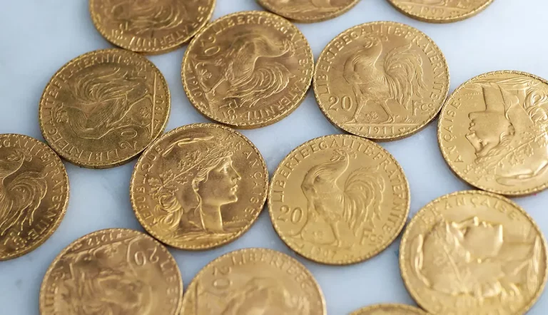 Profitez d’une estimation gratuite et sans engagement de votre or, bijoux et monnaies chez ADN Enchères. Que vous souhaitiez vendre, connaître la valeur de vos objets ou simplement obtenir un avis d’expert, notre équipe est à votre écoute. Contactez-nous via le formulaire sur notre site ou passez nous voir directement en salle des ventes ou dans notre bureau des Estimations au Mans !