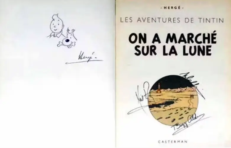 Un album original de Tintin On a marché sur la Lune, de 1954 aux enchères. Les trois signatures des membres de l’équipage d’Apollo 11 (Neil Armstrong, Buzz Aldrin et Michael Collins) visibles sur la page titre. L’album comporte également une dédicace d’Hergé, présumée de 1974