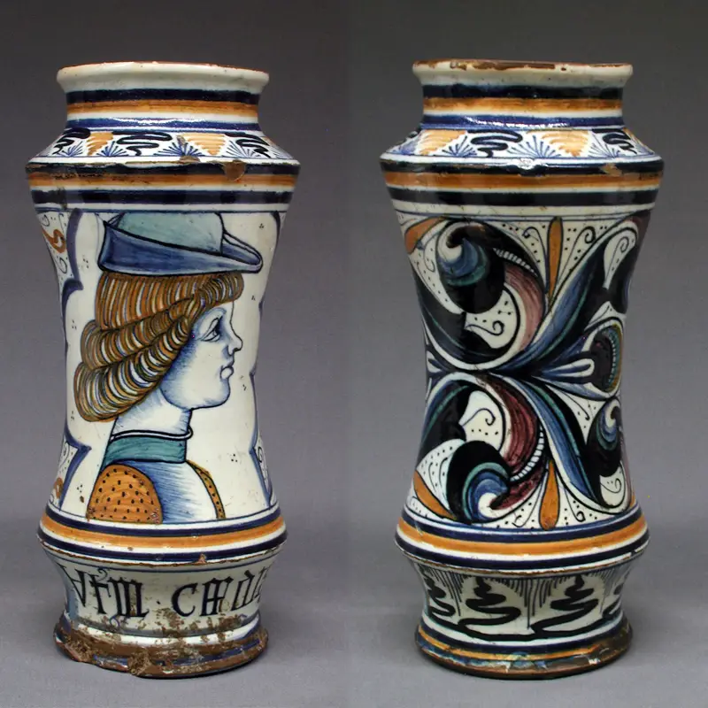 L’albarelle est la forme la plus répandue des pots à pharmacie. Au mot italien albarello, certains auteurs préfèrent la terminologie autochtone – pot (en valencien), bote (en castillan) et tarro (en catalan) – pour désigner la production hispanique. Vase en majolique, souvent de forme cylindrique, il est conçu à l'origine pour contenir épices et confitures puis sert à conserver drogues solides, onguents et plantes médicinales séchées des apothicaires.