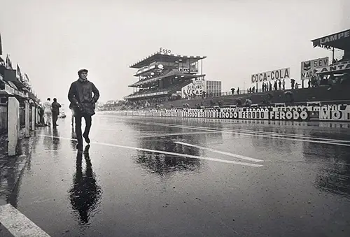 Jacques Violet (1936) Steve Macqueen sur la piste du circuit des 24 heures en repérage pour son film "Le Mans". Le Man, 13 ou 14 juin 1970. Format: 30x 40 cm Tirage argentique Numéroté et Signé 1/25