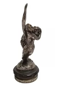 Mascotte automobile « Traversée du Sahara/Kegresse ». Sculpture en bronze argenté, signée Bonnot. Numérotée 16. Éditée pour célébrer la mission Citroën au Sahara de décembre 1922 à janvier 1923. Hauteur totale 17 cm.