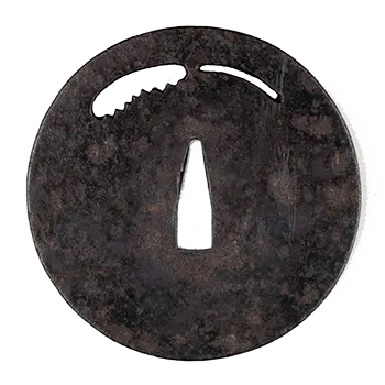 Le tsuba a une fonction purement défensive et n'était donc qu'un simple cercle de métal nu.