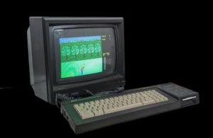 Amstrad - Ordinateur personnel - Amstrad modèle CPC6128. Test d'allumage effectué avec succès. Avec clavier Amstrad, 5 jeux sur disquettes dont des jeux éducatifs, ainsi que les protections pour l'écran et le clavier.