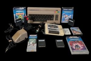 Commodore - Ordinateur personnel - Commodore 64. Non testé. Avec lecteur de cassettes, 1 joystick, 5 jeux dont 1 sur cassette (3 jeux avec notices), cordon d'alimentation, un câble vidéo. On y joint une caisse de rangement pour disquettes avec une Clean line diskette 3 pouces.