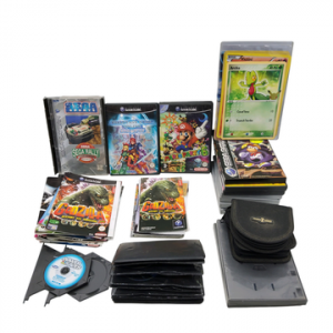 Ensemble rétrogaming comprenant : jeux GameCube, boîtiers de jeu, notices de jeu, jaquettes, cartes Jumbo Pokémon (dont la carte Jumbo Lugia).