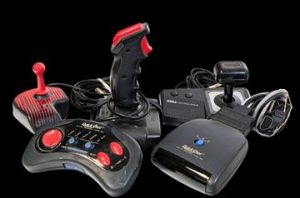 Lot de 4 controllers (dont Quickshot, Sega) ainsi qu'un module sans fil Quickshot.
