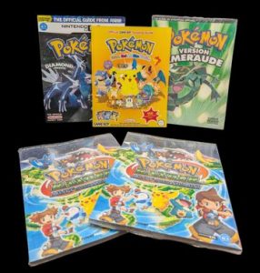 Lot de 5 Guides de Stratégie Pokémon - Nintendo Game Boy, DS : - Deux guides en anglais : Yellow, Red and Blue Version Game Boy, avec une page de stickers complète (voir photos) ainsi que Diamond & Pearl Version DS. Excellent état (voir photos). - Trois guides en français : Version Émeraude ainsi que deux guides Pokémon Ranger, nuit sur Almia. État Neuf, sous blisters reconditionnés, en français.