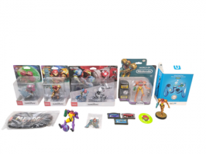 Nintendo - Collection Metroid - Ensemble comprenant plusieurs figurines et Amiibo (dont Samus et pack Samus & E.M.M.I.) - une manette Wii U Fight Pad en boîte - 3 jeux en loose pour Game Boy Advance - Divers goodies (figurines supplémentaires, pins et masque) Certains éléments Neuf, sous blisters.