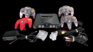 Nintendo - Console de salon (Vendue sans le jeu) - Nintendo 64. Test d'allumage effectué avec succès. Avec 4 manettes officielles fonctionnelles, cordon d'alimentation, câble péritel, ainsi qu'un Transfer Pak pour les jeux GameBoy Color et un Rumble Pak pour les vibrations de manettes.