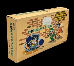 Nintendo - Console portable -Game and Watch . Test d'allumage effectué avec succès. Jeu Bomb Sweeper. Avec boîte et cale en polystyrène.