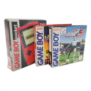 Nintendo - Game Boy - Console portable Game Boy Pocket - Test d’allumage effectué avec succès - Déchirure derrière la protection de l'écran. Le lot comprend 2 jeux de sport : International Superstar Soccer, Lamborghini American Challenge. Avec notices, boîtes.