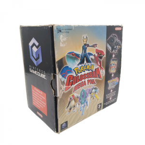 Nintendo - GameCube - Pokémon Colosseum Méga Pak - Console de salon - Test d'allumage effectué avec succès. 2 jeux associés : Pokémon Colosseum, Pokémon box Rubis & Saphire. Avec 1 manette (fonctionnelle), cordon d’alimentation, câbles vidéo, prise péritel, carte mémoire, notices, cale en carton, boîte, fourreau de la boîte.