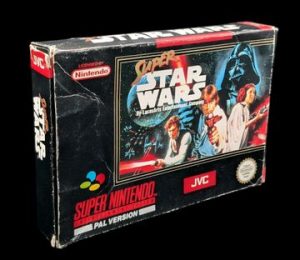 Nintendo - Super Nes - Jeu : Super Star Wars. Avec boîte, cartouche, notice, sachet de protection de la cartouche, cale en carton. Version du jeu PAL.