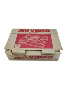 SECAM - Console Jeu vidéo à cassettes - Comprend la boite, la prise, 4 cassettes, mode d'emploi, carte d'identification - Non testé