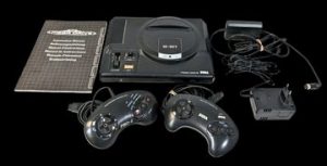 Sega - Console de salon (Vendue sans le jeu) - Mega Drive 16-Bit, modèle 1600-09. Test d'allumage effectué avec succès. Avec cordon d'alimentation, câble péritel, 2 manettes fonctionnelles et une notice.