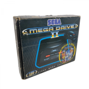 Sega - Mega Drive II - Console de salon (161046054) avec son coffret Sonic Compilation - Test d’allumage effectué avec succès. Avec cartouche & boîte de jeu, manette (défectueuse), notices, câble d’alimentation, câble TV, cale en carton.