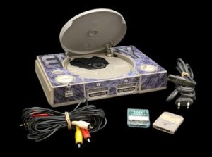 Sony - Console de salon - PlayStation 1 (flocage personnalisé). Test d'allumage effectué avec succès. Avec cordon d'alimentation, câble vidéo, 2 cartes mémoire.