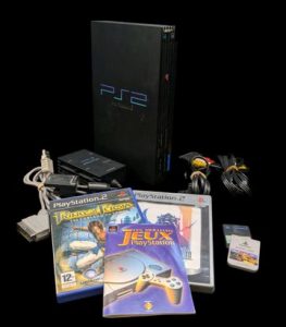 Sony - Console de salon - PlayStation 2. Test d'allumage effectué avec succès. Avec cordon d'alimentation, 2 câbles péritel, 1 adaptateur Multitap, 2 cartes mémoire.