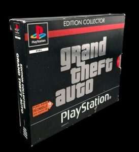Sony - PlayStation - Jeu : Grand Theft Auto, Édition Collector. Cette édition comprend 3 jeux : GTA, Mission Pack #1 : London 1969 et GTA 2. Avec boîte, fourreau, CD de jeu, notices, sticker, poster. Version du jeu PAL.