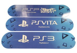 Sony - PlayStation - Lot de 3 PLV sur les différentes consoles : PSP - PS Vita - PS3 - H.130 x L.30 cm. 1 PLV abîmé.