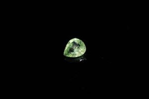 Grenat tsavorite poire. Belle couleur. 0.53 ct. 6.1mm x 5.2mm