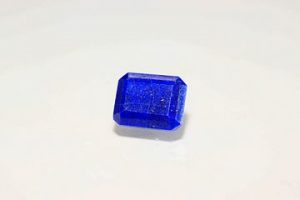 Lapis lazuli rectangulaire à pans coupés. Belle couleur. 3.03 cts. 10.0mm x 8.0mm