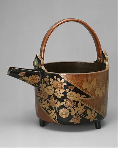 Récipient à vin à décor de chrysanthèmes. Époque de Momoyama Date: v. 1596–1600. Japon Technique: Laque à décor moucheté d'or