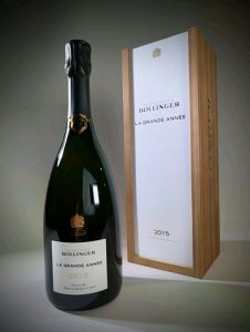 Le champagne Bollinger La Grande Année 2015 est un vin d'exception, reconnu pour son élégance et sa profondeur. Il est le résultat d'un millésime de prestige, élaboré à partir d'un assemblage de 60 % de Pinot Noir et 40 % de Chardonnay issus de 21 crus d'exception. 95/100 note parker
