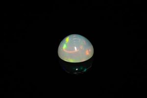 Opale blanche cabochon rond. Beaux éclats de couleur. 1.88 ct. 9.5mm