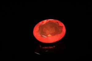 Opale de feu ovale. Belle couleur. 3.57 cts. 13.0mm x 10.0mm