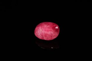 Rubis ovale. Probablement Tanzanie. 4.39 cts. 10.5mm x 8.3mm
